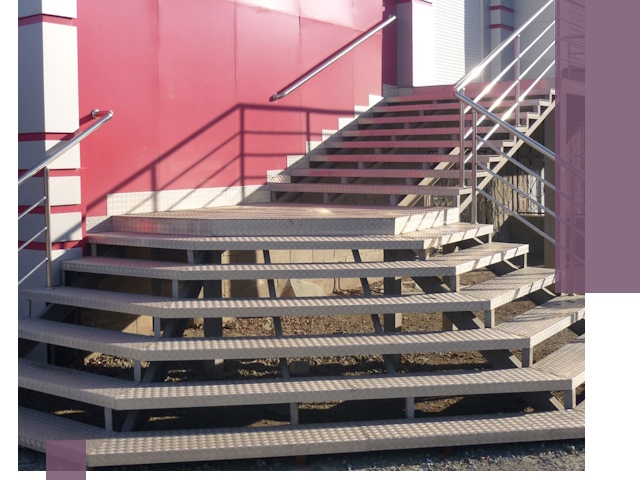 Лестницы для магазина в Губахе — изготовление и монтаж