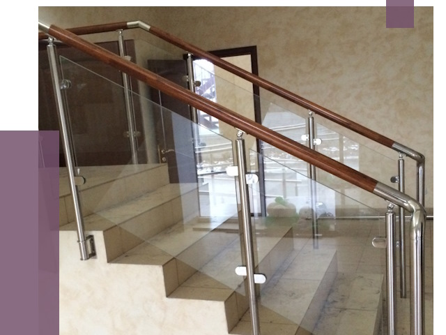 Комбинированные перила из металла и дерева в Губахе