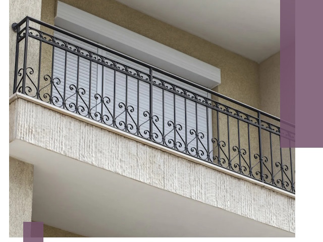 Балконные ограждения из металла и стекла в Губахе для домов